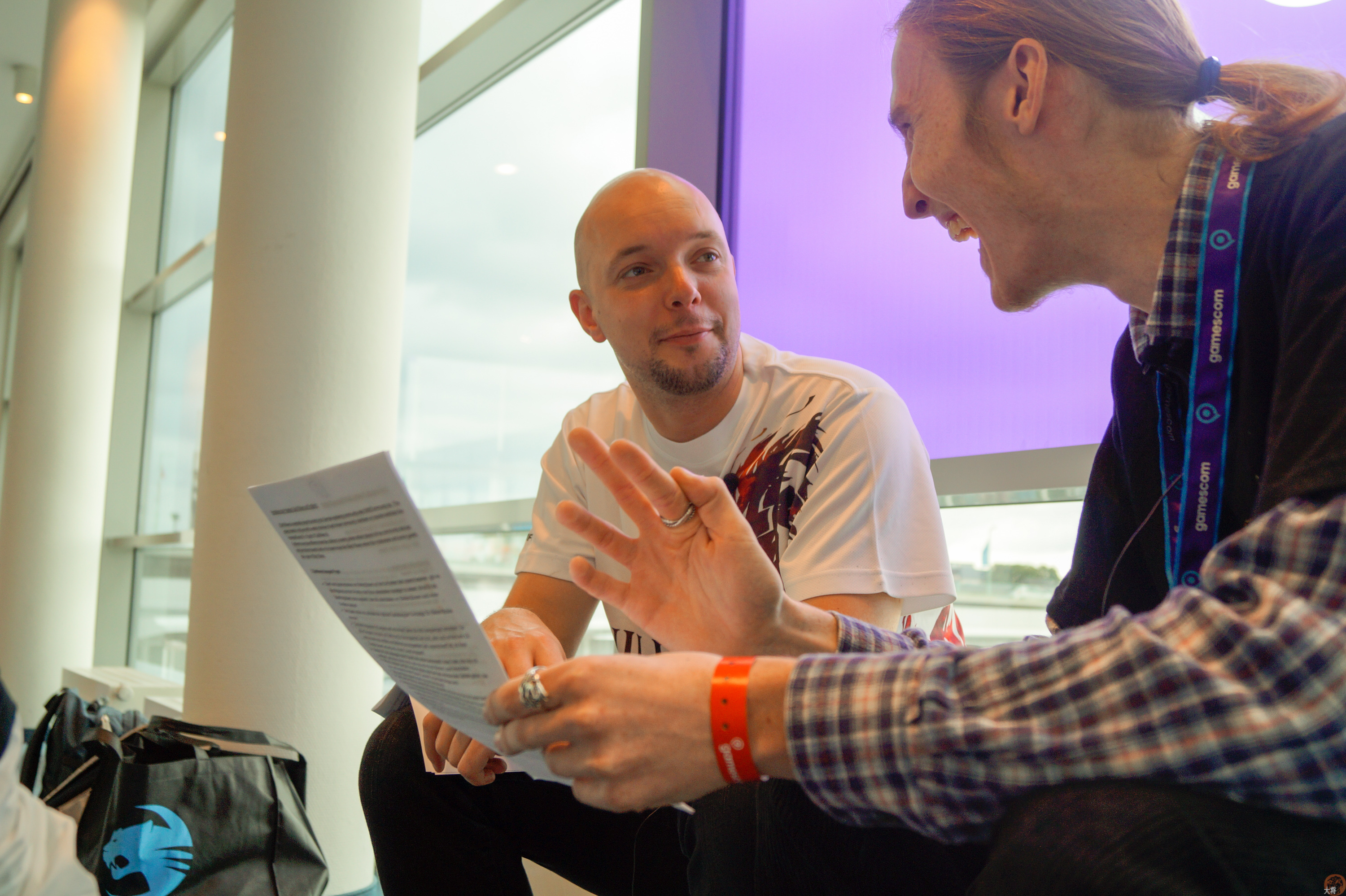 Ramon und Taron in Diskussion