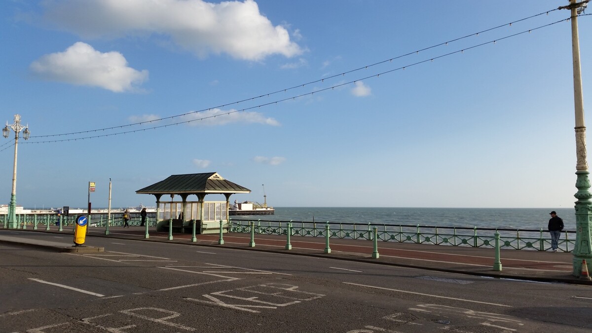 Promenade in Brighton (mit Meer)