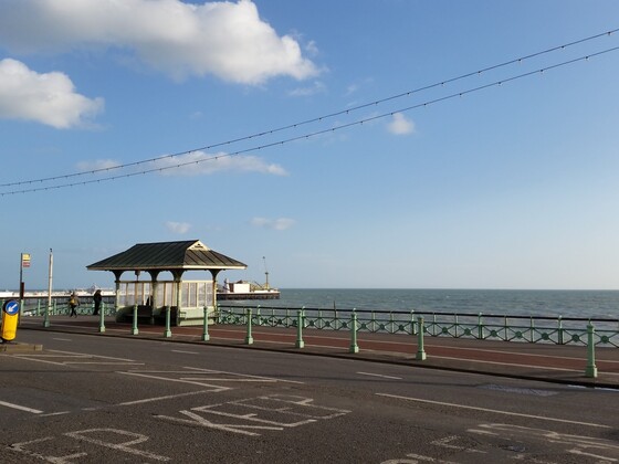 Promenade in Brighton (mit Meer)